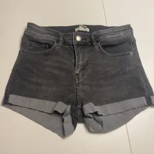 Säljer ett par svarta jeansshorts från H&M i storlek 34. De har en klassisk femficksdesign och är uppvikta vid benen för en avslappnad look. Perfekta för sommardagar eller festivaler! 🖤