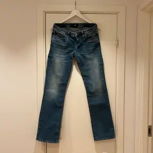 Säljer ett par snygga blå jeans från LTB i väldigt bra skick. De är i modellen Valerie, bootcut low waist.  