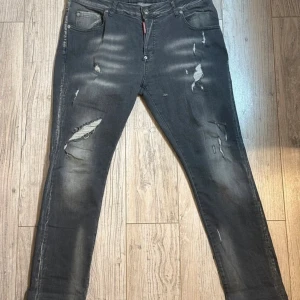 Dsquared2 Jeans  - Längd: 101 Midja: 47
