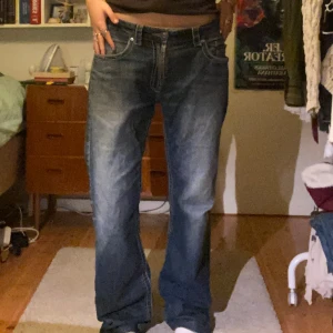 Jeans från Guess - Assnygga baggy guess-jeans med synliga sömmar och najs detaljer. Lite heelbiteade annars bra skick! Rätt långa på mig som är 173cm, så passar en lång person🌟köpta second hand