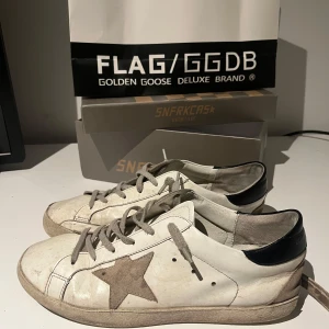 Golden Goose - Säljer dessa feta Golden Goose i storlek 43. Billigt pris pga defekterna som ni kan se på bilderna. Pris 699⭐️⭐️