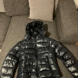 Lager 157 puffer jacka - Pufferjacka i mörkblå (syns dåligt i bilden pga ljuset) från lager 157, säljer pga fel storlek 🥰🥰 
