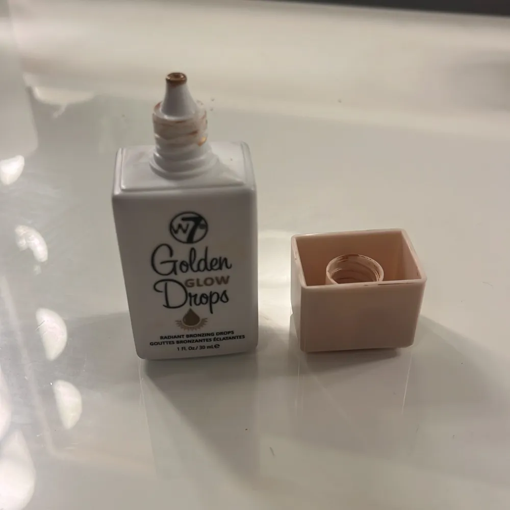 Säljer en flaska Golden Glow Drops från W7. Perfekt för att ge ansiktet en strålande bronzig look. Flaskan är vit med en beige kork och innehåller 30 ml. Produkten är vegansk och cruelty-free. Perfekt för att blanda med hudkräm eller använda direkt på huden för en solkysst effekt. Använd ca 2-3 gånger. Pris diskuteras endast vid snabb affär! 💕💕. Skönhet.