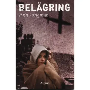 Mitt under brinnande världskrig tar syskonen Ivan och Varyas liv en skrämmande vändning när den tyska armén invaderar Leningrad. Stadens kontakt med omvärlden är bruten och medan bomberna regnar över dem gör de allt de kan för att överleva. Det finns ingen elektricitet och ingen mat, och snart är vintern på väg ... Kommer Ivan och Varya att klara sig tills belägringen är över?  En gripande och lättläst kortroman av den brittiska författaren Ann Jungman.    Format Häftad   Omfång 73 sidor   Språk Svenska   Förlag Argasso bokförlag   Utgivningsdatum 2007-09-10   Medverkande Alan Marks   Medverkande Maria Fröberg   ISBN 9789185071371  