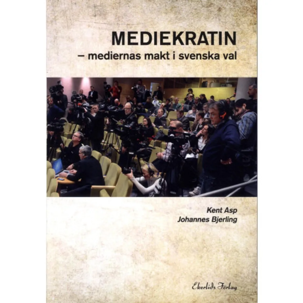 Avgör journalisterna valen? Vilken betydelse har medierna för partiledarnas framgångar och för att nya partier kommit in i riksdagen? Har partierna trängts undan av journalister, experter och opinionsundersökningar? Vem bestämmer dagordningen? Ger medierna en korrekt bild av arbetslösheten och ekonomin? Är valbevakningen rättvis? Och spelar politiken en mindre roll idag än för 25-30 år sedan? Det är frågor som analyseras i Mediekratin mediernas makt i svenska val. Det empiriska underlaget grundar sig på studier av svenska medievalrörelser så långt tillbaka i tiden som till mitten av 1950-talet. I fokus står valbevakningens långsiktiga trender. Mediernas roll analyseras i ett maktperspektiv hur medierna påverkar politiken och hur politiker genom politikens medialisering i ökande grad anpassar sig till mediernas sätt att arbeta och tänka. Mediernas roll analyseras också i ett demokratiperspektiv vilka konsekvenser mediernas ökande makt har för den representativa demokratin och maktfördelningen i samhället. Gör medierna demokratin bättre eller sämre? Kent Asp är statsvetare och professor i journalistik vid institutionen för journalistik, medier och kommunikation, Göteborgs universitet. Hans forskning är inriktad mot medier, makt och demokrati. Johannes Bjerling är filosofie doktor i journalistik och disputerade med avhandlingen The Personalisation of Swedish Politics vid institutionen för journalistik, medier och kommunikation, Göteborgs universitet (JMG).    Format Häftad   Omfång 216 sidor   Språk Svenska   Förlag Ekerlids   Utgivningsdatum 2014-08-21   Medverkande Johannes Bjerling   ISBN 9789187391484  . Böcker.