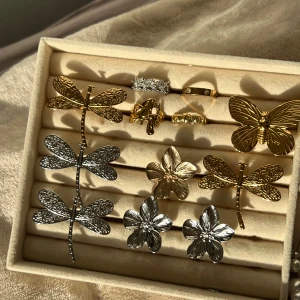 Accessoarer  - Säljer eleganta guldiga och silvriga  ringar i rostfritt stål och justerbara! Stora 100kr och små 70kr st plus frakt!! Vid köp av fler får du rabatt❤️helt nya 