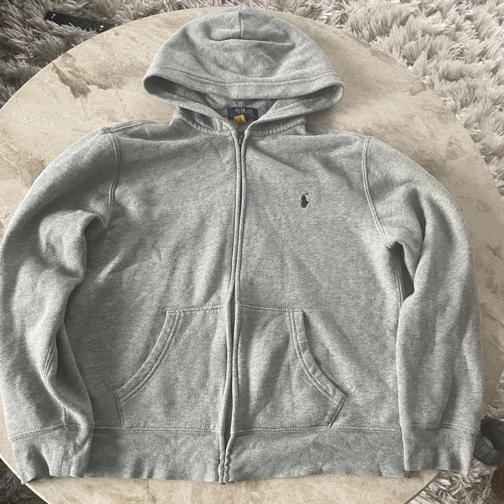 En jättefin Ralph Lauren som är i jättebra sick, men har tvättatas några gånger. Är i storlek 14-16 år, men passar även XS och S i vuxenstorlekar. Hoodies.