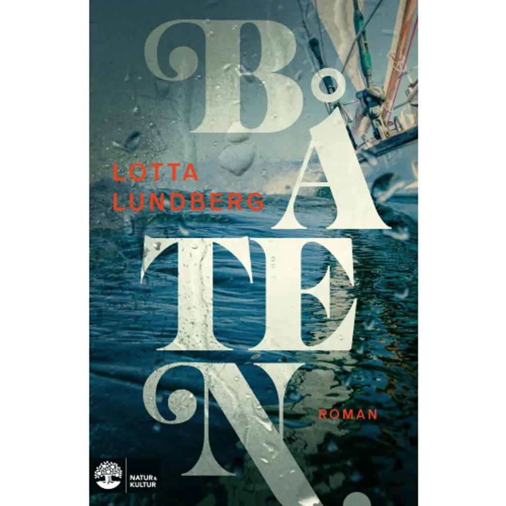 Sex kvinnor samlas i Kapstadens hamn för att segla över Atlanten. De är fullständiga främlingar för varandra. De flesta är över femtio, på andra sidan om karriär och familjeliv. En all female crew. En ovanlig syn i en mansdominerad båtvärld. Men förpliktigar det? Och i så fall hur? Tillvaron är saltstänkt och vindblåst, på en gång bedövande vacker och frustrerande futtig. Exponerad. Livsfarlig, om någon skulle göra fel. Flykt, förlåtelse eller en förbjuden önskan om frihet: var och en har sitt skäl till att söka äventyret. I takt med att S/Y Malina rör sig genom vågorna blir den trånga båten en scen där det som besättningen bär inom sig spelas upp. I kontakt med elementen – stormen, havets djup, himlens väldighet – faller fernissan snabbt av. Vilka blir vi då? Sagt om boken:Lotta Lundberg kan det här, skapa intriger, driva handlingen framåt, varva enskilda storartade ögonblick ensam vid rodret i gryningen med kollektivets fördömanden.Kulturnytt, Sveriges Radio Miljön! Havet, vinden, vågorna. Kammarspelet under den väldiga himlen. Så fria, ändå så instängda med varandra.Nerikes Allehanda ...en kollektivroman som med ett drivet och stigande tempo prövar gemenskapen och ankrar i en oväntat hoppfull slutsats...SvD Atlantsegling från Kapstaden. Sitta och ha nattvakten under stjärnhimlen. Forsa fram i sex-sju knop. Känna tyngden av båten och kraften i vinden. Ilningarna när man lyfts upp över en vågkam. Sjömil efter sjömil utan ett liv i sikte. Det verkar både fruktansvärt och fantastiskt. Lotta Lundberg vet vad hon talar om.Expressen En äventyrsskildring till havs och en fascinerande psykologisk berättelseVästerbottens-Kuriren I Båten bygger författaren ett relationsdrama på 47 kvm där läsaren blir den sjunde deltagaren, betraktaren – hur skulle jag själv agera och reagera? Berättelsen är oavlåtligt spännande. Lundbergs språk forsar fram som en segelbåt med perfekt vind, det finns inga grynnor. BTJ    Format Inbunden   Omfång 342 sidor   Språk Svenska   Förlag Natur & Kultur Allmänlitteratur   Utgivningsdatum 2022-04-29   ISBN 9789127175617  . Böcker.