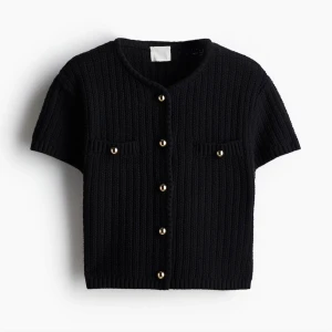 Svart ribbad kofta med guldknappar - Elegant viral topp från H&M. Använd endast fåtal gånger och därmed i mycket bra skick. Ordinarie pris 300, säljer för 200.