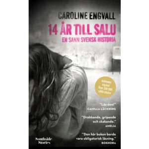 14 år till salu: en sann svensk historia (pocket) - I år är det tio år sedan Caroline Engvalls succébiografi 14 år till salu kom ut, och sedan dess har berättelsen om Tessan sålt i över 200 000 exemplar. Nu kommer boken i en jubileumsutgåva, med delvis nyskrivet material. Detta är den sanna historien om 14-åriga Tessan, som lever ett liv som de flesta välanpassade svenska tonåringar: hon bor i radhus i en mellanstor stad, med mamma, pappa, storasyster och lillebror. I skolan går det bra och de lyckliga stunderna i stallet är många. Men så en kväll raseras allt. På väg hem från stallet blir Tessan våldtagen av en jämnårig kille. Chockad tar hon sig hem, men berättar aldrig för någon om vad som hänt. Hon tar själv på sig skulden för våldtäkten och mår allt sämre. När en kompis föreslår att de ska sälja sex via nätet för att tjäna snabba pengar tvekar hon inte. Tessan dras snabbt in i en ond cirkel av självförnedring och prostitution i jakt på bekräftelse. Genom att sälja sin kropp, gång på gång, straffar hon sig själv i ett försök att ta kontroll över situationen. Men snart inser Tessan att hon inte längre har makten över sitt liv. Hon flyttar för att komma ifrån männen som kräver att få utnyttja henne. Men de hittar henne och övergreppen fortsätter. Hennes omgivning märker inte vad som händer. Finns det ingen väg ut ur helvetet? 14 år till salu är en viktig och angelägen bok. Det som hände Tessan kan hända vem som helst. I hennes värld fanns inga missförhållanden innan allt gick snett. Sagt om 14 år till salu: "Den här boken borde vara obligatorisk läsning i svenska högstadieskolor och gymnasium." Johanna Ögren, Bokhora"Drabbande, gripande och skakande." Maria Küchen, Amelia    Format Pocket   Omfång 289 sidor   Språk Svenska   Förlag Southside Stories   Utgivningsdatum 2018-03-15   Medverkande Niklas Lindblad   ISBN 9789188725165  