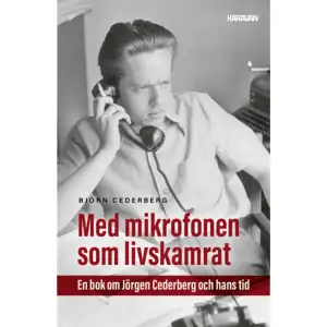 Den 1 april 1955 klev Jörgen Cederberg in på radions redaktion på Banérgatan 46 i Stockholm. På radions underhållningsavdelning jobbade ett tiotal personer och de kallade sig för Sveriges roligaste. Där fanns Tage Danielsson, Pekka Langer och några till.Här, långt in bland cigarettrök och skrivmaskinsknatter jobbade Jörgen som reporter. Han var det unga stjärnskottet, hade fingret med i det mesta och kallades för radions Hitchcock. Tv fanns inte. Bara denna enda radiokanal.Jörgen Cederberg blev snabbt en publikfavorit och några år senare var han med om att starta Sommar - det program som skulle bli ett självklart val för hundratusentals lyssnare varje år. Det här är boken om en legendar som bidrog till att skapa den moderna radion. Som inte bara kunde underhålla utan också grävde djupt i arkiven med folkbildning som en ständig ledstjärna.    Format Inbunden   Omfång 270 sidor   Språk Svenska   Förlag Karavan Förlag   Utgivningsdatum 2023-11-14   ISBN 9789188709486  