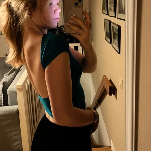 Turkos topp med öppen rygg - Säljer en trendig snygg turkos topp med öppen rygg💙Den har aldrig kommit till användning och är u nyskick. Skriv för frågor! 