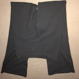 Mörkgrå byxor från Lager 157 - Säljer ett par mörkgrå byxor från Lager 157. De är i ett mjukt och bekvämt material, perfekt för vardagsbruk. Byxorna har en enkel design utan mönster eller detaljer, vilket gör dem lätta att matcha med olika outfits. Perfekta för en avslappnad stil! ❤️