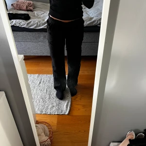 Svarta byxor från Chelsea Girls - Säljer ett par svarta byxor från Chelsea Girls i storlek XS. De har en bekväm elastisk midja med knytband. Använda en eller två gånger. 