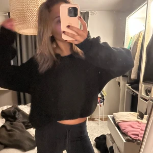 Svart croppad tröja - Säljer en svart croppad tröja i oversized stil. Materialet skulle jag säga är mohair, så mysig!!😇