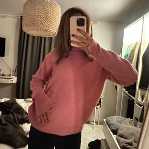 Rosa stickad tröja - Mysig rosa stickad tröja i oversized passform. Knappt använd 💘💘