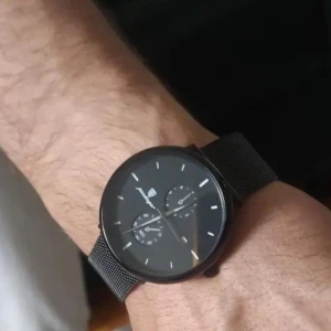 Svart klocka med mesh-armband - Snygg och stilren svart klocka från Pagani Design. Den har ett elegant mesh-armband och en minimalistisk urtavla med flera små urtavlor för extra funktioner. Perfekt för både vardag och fest. Klockan är i mycket bra skick och passar alla tillfällen. KOM KÖP DEN NU!!!