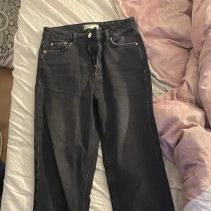 Svarta jeans - Säljer ett par svarta jeans i bra skick. De har en klassisk femficksdesign och är högmidjade