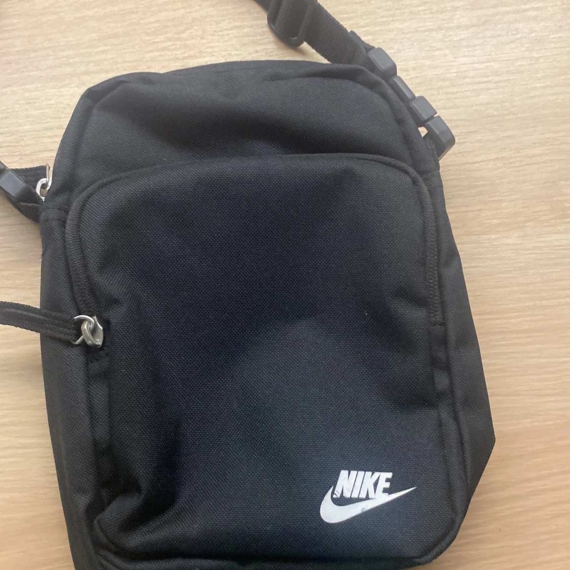 Svart axelväska från Nike - 90