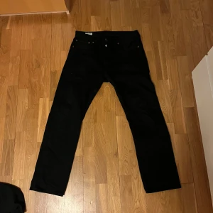 Svarta Levis 501 - Svarta Levis 501 i nyskick. Storlek w31L30