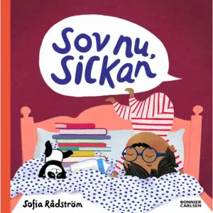 Det är läggdags för Sickan. Men Sickan vill inte somna. Det är så skoj att tända och släcka lampan, hoppa i sängen och leka vid dockspisen. Nu sover vi båda två, tycker pappa, och kramar om Sickan i sängen. Äntligen kommer Sickan till ro. Men pappa verkar också ha också svårt att ligga still. Så fort Sickan blundar smiter pappa iväg för att plocka undan i köket. Då måste Sickan gå och hämta pappa. Det är ju dags att sova!Könsneutrala lilla Sickan har blivit en härligt modern småbarnsfavorit för igenkänning och skratt! Sofia Rådströms geniala textrim och mysiga illustrationer har fallit både recensenter och läsare i smaken. Även i den fjärde boken 