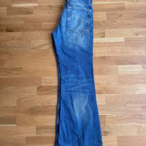 Säljer ett par snygga blå jeans från Zara. Storlek 40, passar även 38 men stora i midjan, mjukt material så skulle passa större också🥰 Aldrig använda endast testade!