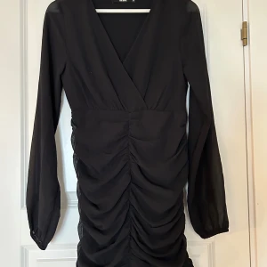 Svart klänning  - Svart klänning från bikbok, andvänd endast 1 gång 🖤
