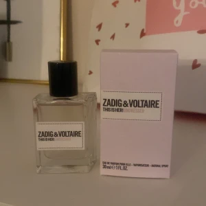 Zadig & Voltaire This is Her! Undressed Eau de Parfum - Säljer en delikat och vegansk Eau de Parfum från Zadig & Voltaire. Doften har sensuella toner av apelsinblomma och ylang-ylang, förstärkt med sandelträ. Perfekt för den som vill ha en personlig och lugnande doft. Flaskan är stilren och elegant, perfekt för alla tillfällen. Har använt kanske två gånger så är precis som ny! Ordinarie pris är 785kr 