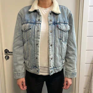 Levis jeansjacka  - Säljer en supersnygg jeans jacka från Levis som är i nästan ny skick, det är en kort modell på jackan och nypriset ligger på 1300-1500kr och jag säljer den för endast 649kr, Mvh luxury 