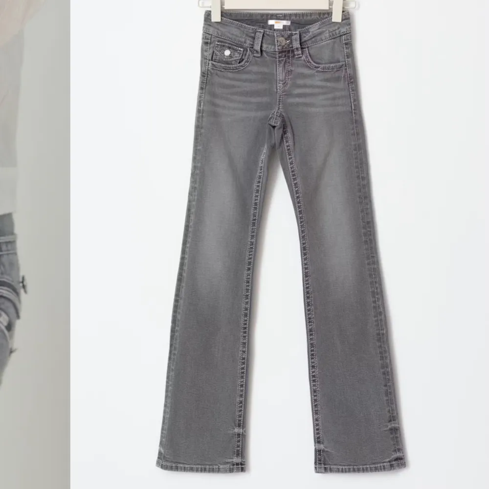 Snygga grå lågmidjade jeans från Gina Young i storlek 164 passar mig som vanligt vis har xs-s❤️ny pris 399kr.. Jeans & Byxor.