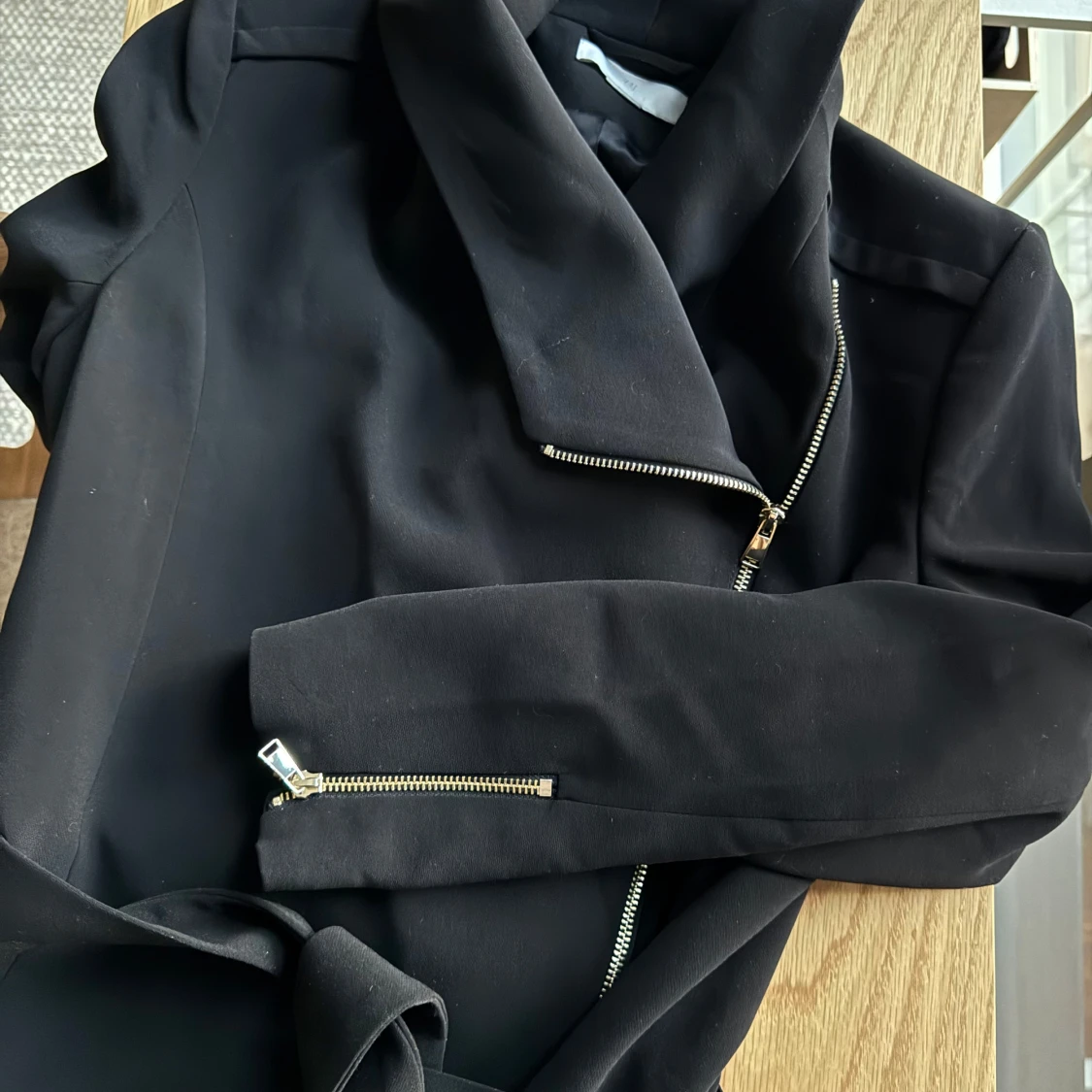 Svart kappa med dragkedjor i guldfärg - 90