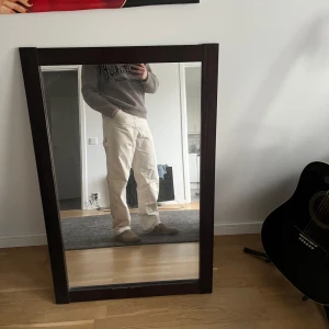 Beige/vita cargobyxor - Säljer ett par snygga vita/beige cargobyxor i bra skick. De har en loose passform och är perfekta för höst och vår. Typ 32/32.