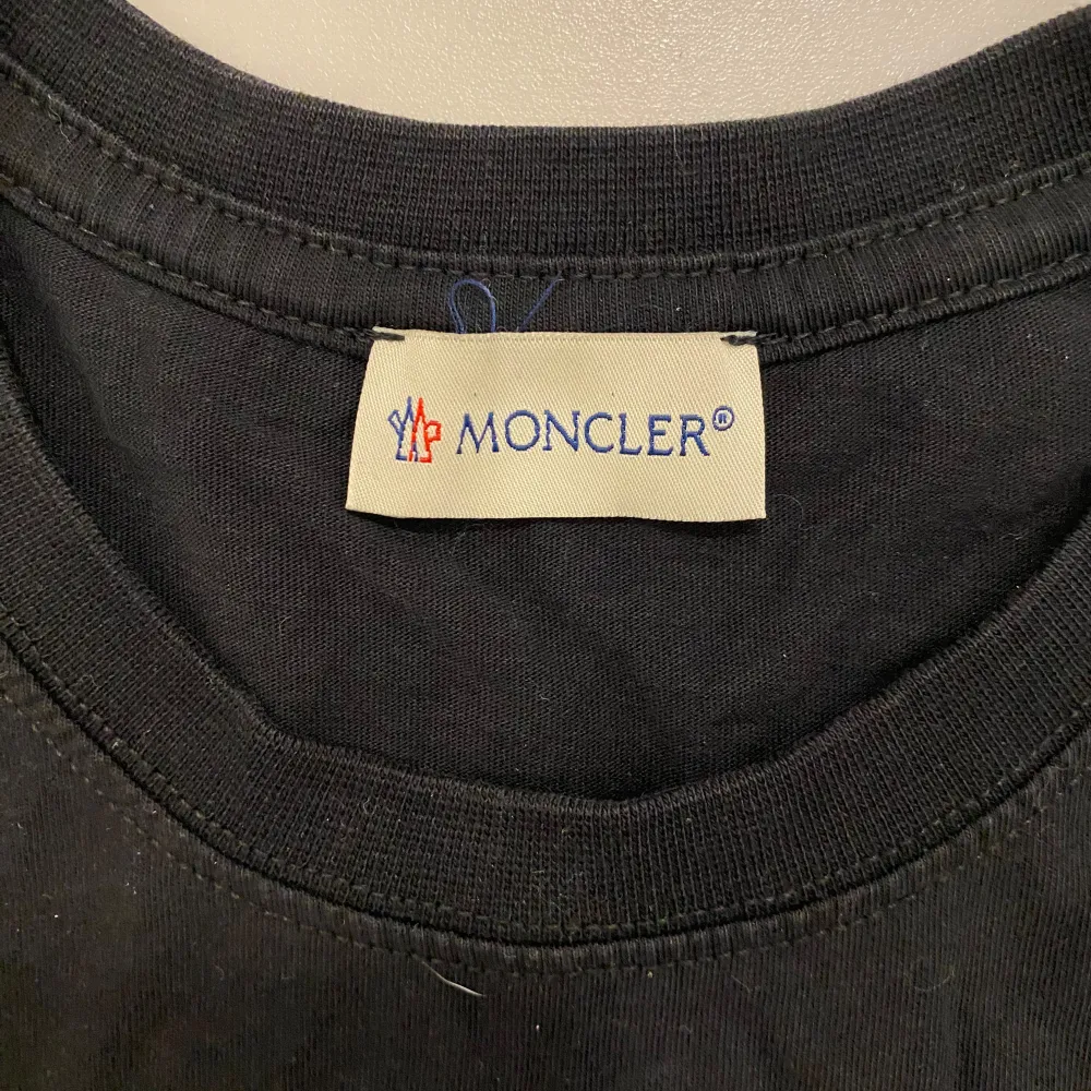 Moncler tröja i väldigt bra skick utan hål eller liknade, skriv vid minsta fråga eller fundering🔥👍. T-shirts.