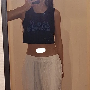 Svart croppad linne - Säljer en svart croppad linne i storlek 150 men jag använder den och har storlek S. Så skulle säga att den funkar för båda. Säljer den då det inte längre är min stil.