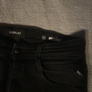 Säljer ett par svarta Replay Anbass jeans i storlek 28/30. De är i mycket bra skick och har en snygg slim passform. Perfekta för både vardag och mer uppklädda tillfällen! 🖤bara höra av er vid frågor 🤗🤗