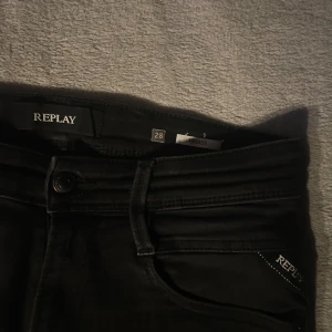 Svarta jeans från Replay - Säljer ett par svarta Replay Anbass jeans i storlek 28/30. De är i mycket bra skick och har en snygg slim passform. Perfekta för både vardag och mer uppklädda tillfällen! 🖤bara höra av er vid frågor 🤗🤗