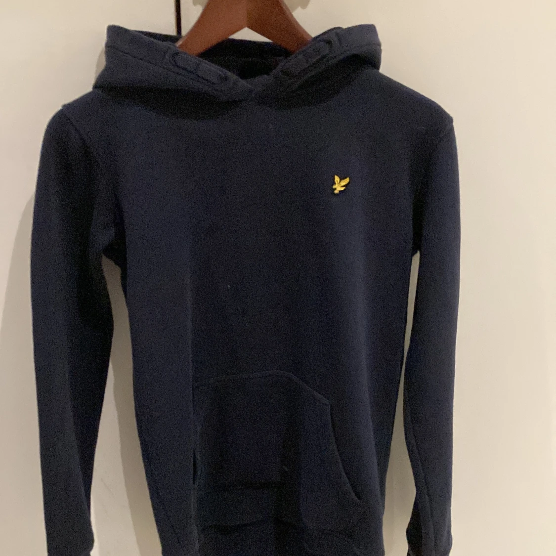 Mörkblå hoodie från Lyle & Scott
