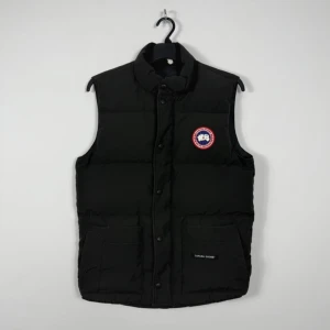 Canada goose väst - Svart canada goose väst. Bra skick, säljer för att den inte kommer till användning. Kontakta för frågor och elr fler bilder!