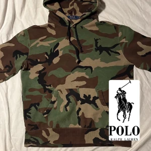 Ralph lauren hoodie camo - Assnygg camo hoodie | Ralph lauren | Sparsamt använd, utmärkt skick | Storlek M sitter som S | Bara att höra av sig vid funderingar!