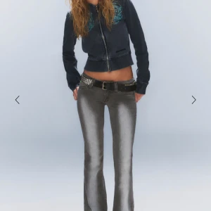 Grå bootcut jeans från Cheap Monday Weekday - Säljer ett par grå bootcut jeans från Cheap Monday (Weekday) i storlek 26/32. Beställde hem men de var för små för mig så säljer vidare här! Helt oanvända! Slutsålda på hemsidan💕