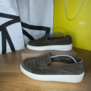 Massimo Dutti Loafers - Säljer mina snygga brun/gröna loafers från märket Massimo Dutti! Perfekta nu till hösten och vår/sommar! Storlek 43 men kan passa 44 också! Nypris på de är ca 1.299 kr men släpper de för endast 899kr! För fler frågor eller funderingar, kontakta mig gärna!🍀