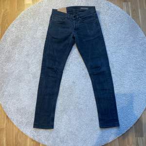  grå/svarta jeans från dondup storlek 30.