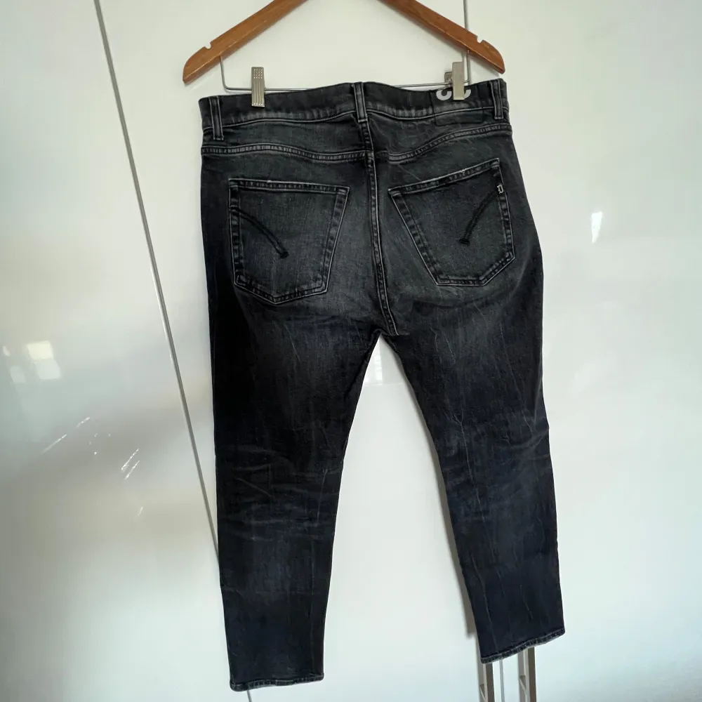 Mörkgråa Dondup jeans i bra skick. Storlek 33 och Dian Carrot slim fit modell. . Jeans & Byxor.