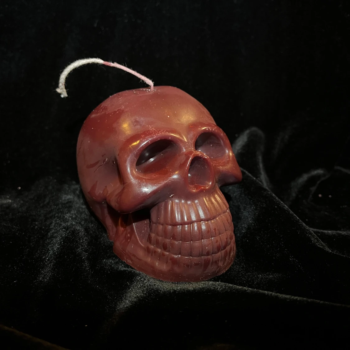 Mörkrött dödskalleljus