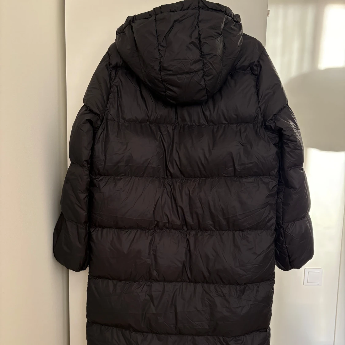 Svart lång dunjacka - 90