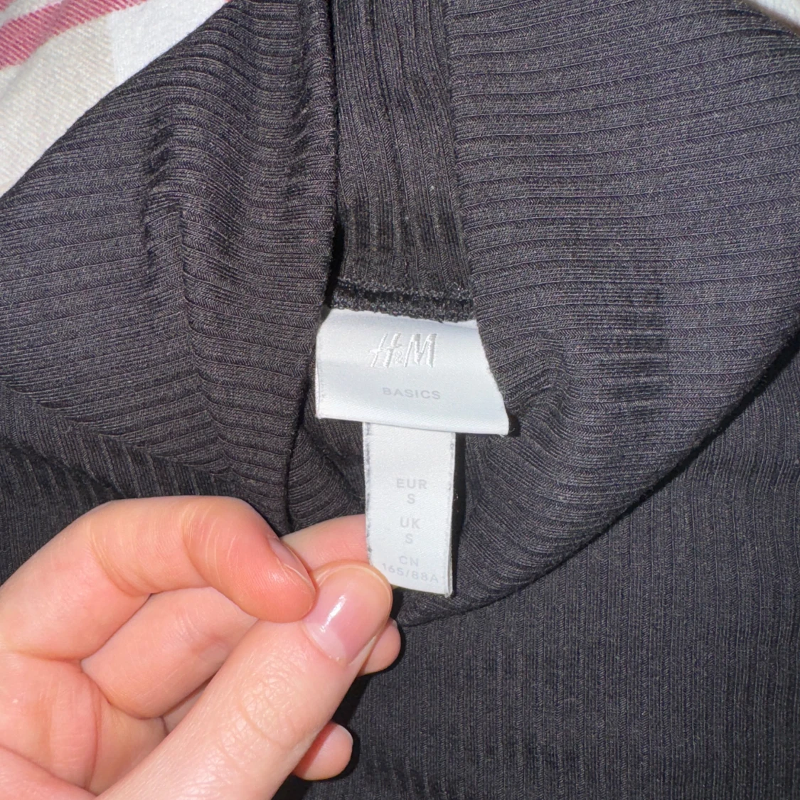 Svart ribbad polotröja från H&M - 90