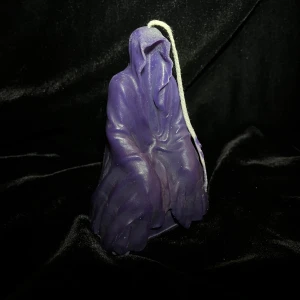 Lila våldnads ljus - Lila ljus format som en våldnad gjort av återvunnet stearin