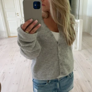 Grå kofta  - Söt grå kofta, jätte bra skick!🩷Det är stolek L men sitter som en S.