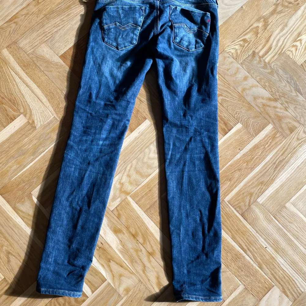 Tja! Säljer mina replay jeans då dom inte längre kommer till användning,ganska bra skick då dem inte har använts så mycket.. Jeans & Byxor.