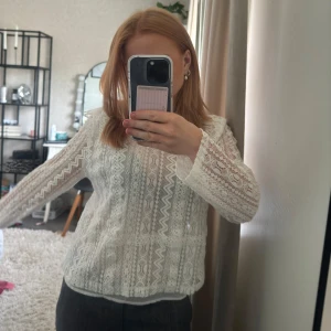 spets blus - aldrig använd, storlek L men passar mig som är xs-s